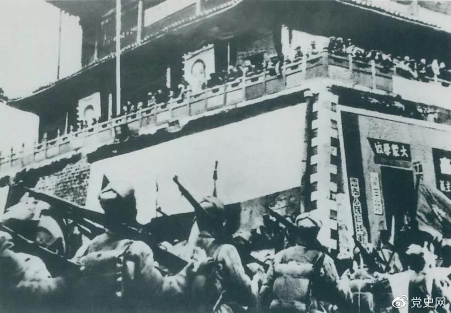 1950年2月20日，人民解放軍進(jìn)駐昆明。