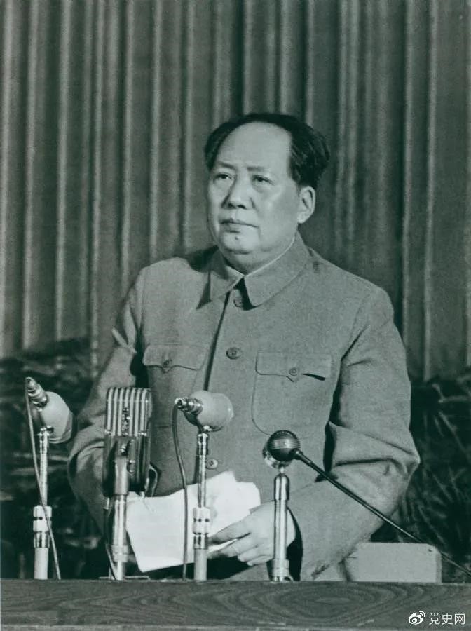 　　1957年2月27日，毛澤東在最高國務(wù)會(huì)議第十一次（擴(kuò)大）會(huì)議上發(fā)表《如何處理人民內(nèi)部的矛盾》（后改為《關(guān)于正確處理人民內(nèi)部矛盾的問題》）講話。