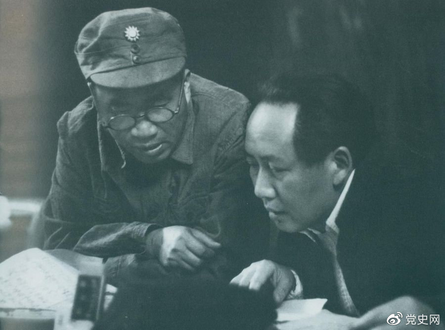 1945年4月，毛澤東和朱德在中國(guó)共產(chǎn)黨第七次全國(guó)代表大會(huì)上。