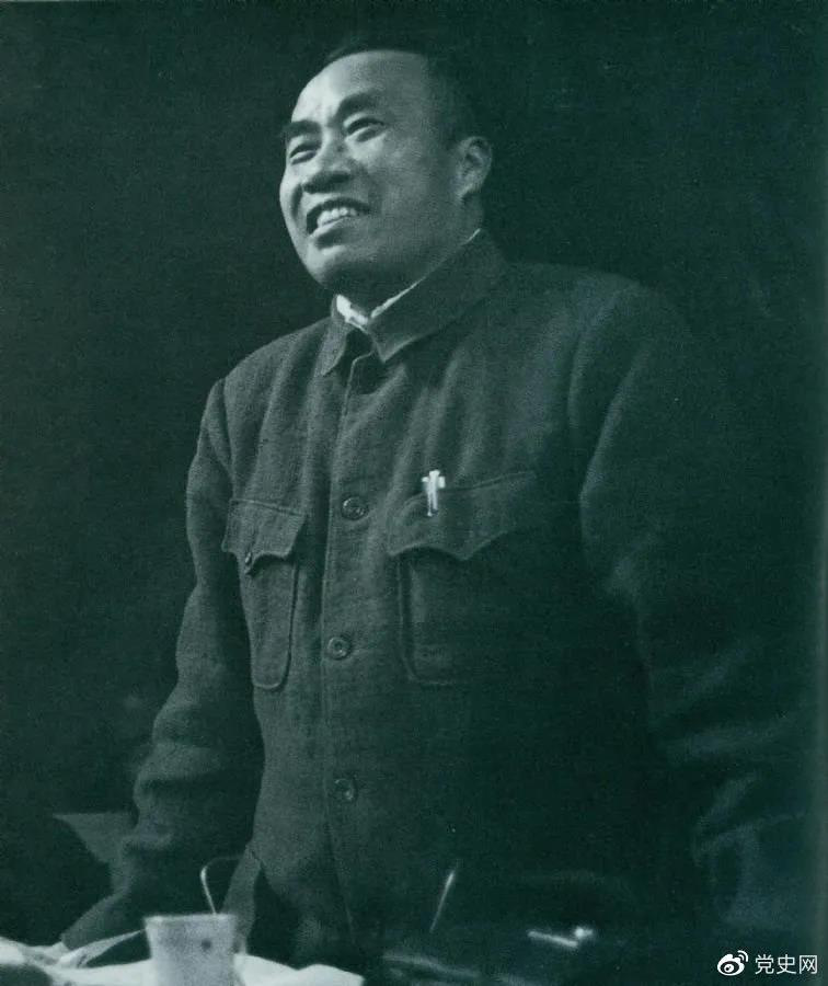 1945年4月25日，朱德在中國共產(chǎn)黨第七次全國代表大會上作題為《論解放區(qū)戰(zhàn)場》的軍事報告。