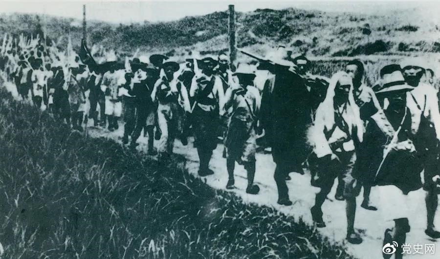 　　1931年5月16日至31日，紅一方面軍在毛澤東、朱德指揮下，連續(xù)打了5個(gè)勝仗，殲敵3萬余人，繳槍2萬余支，打退了國民黨軍隊(duì)的第二次“圍剿”。圖為行軍中的紅軍。