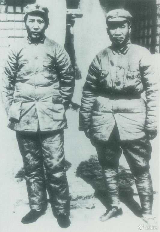 　　1937年7月7日，盧溝橋事變爆發(fā)。8日，中共中央通電全國(guó)，號(hào)召結(jié)成民族統(tǒng)一戰(zhàn)線抵抗日本侵略者。圖為1936年冬毛澤東和朱德在陜北。